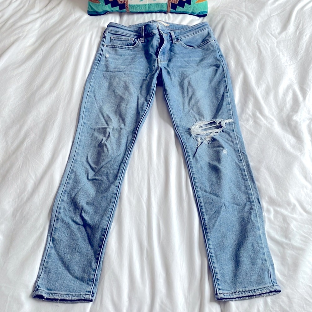 Levi’s 711 The Skinny Jeans, distressed
